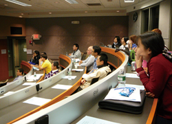写真3　MITにて。プレゼンテーションに聞き入る参加者たち。