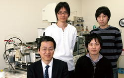 写真4　下段左から三浦英生教授、井上達也さん、上段左から岸宏樹さん、本多崇さん。 